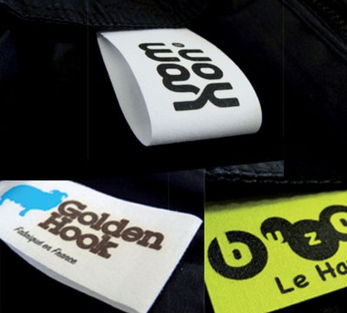 Exemples etiquettes de marque tissees sur fond noir