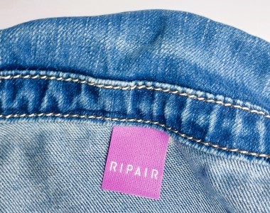 Etiquette de marque tissee cousue sur un jean