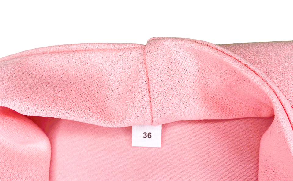 Etiquette de taille a coudre sur un vetement